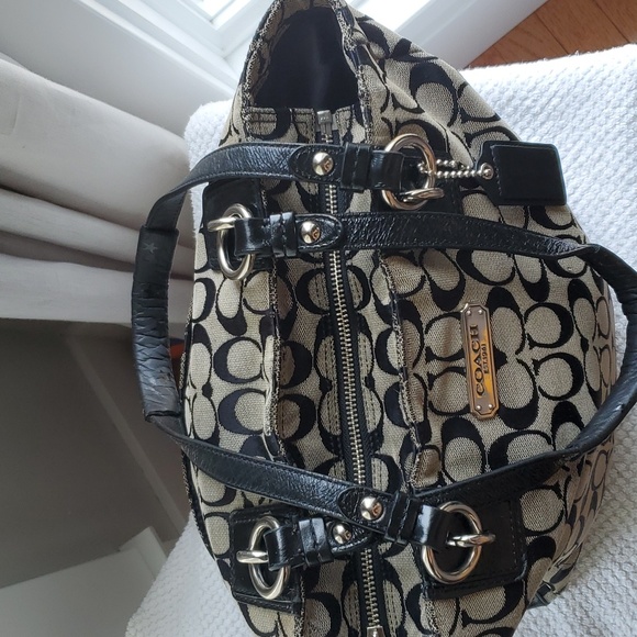 Coach signature shoulder bag black. - Picture 2 of 12